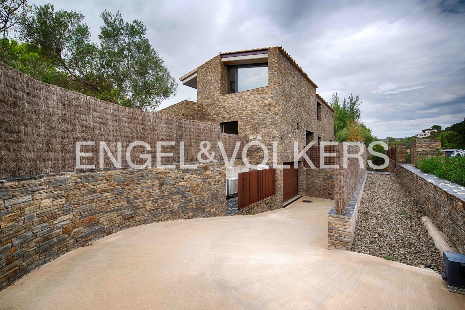 4 slaapkamer Villa te koop in Cadaques met garage - € 2.380.000 (Ref: 9891064)