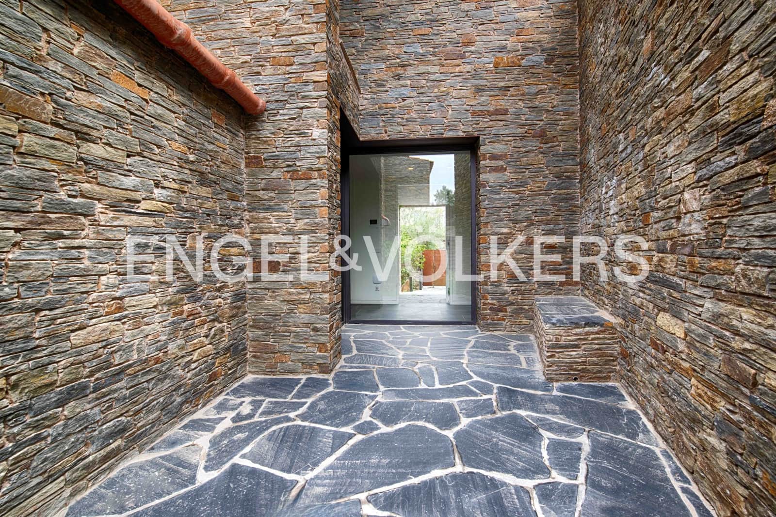 4 slaapkamer Villa te koop in Cadaques met garage - € 2.380.000 (Ref: 9891064)