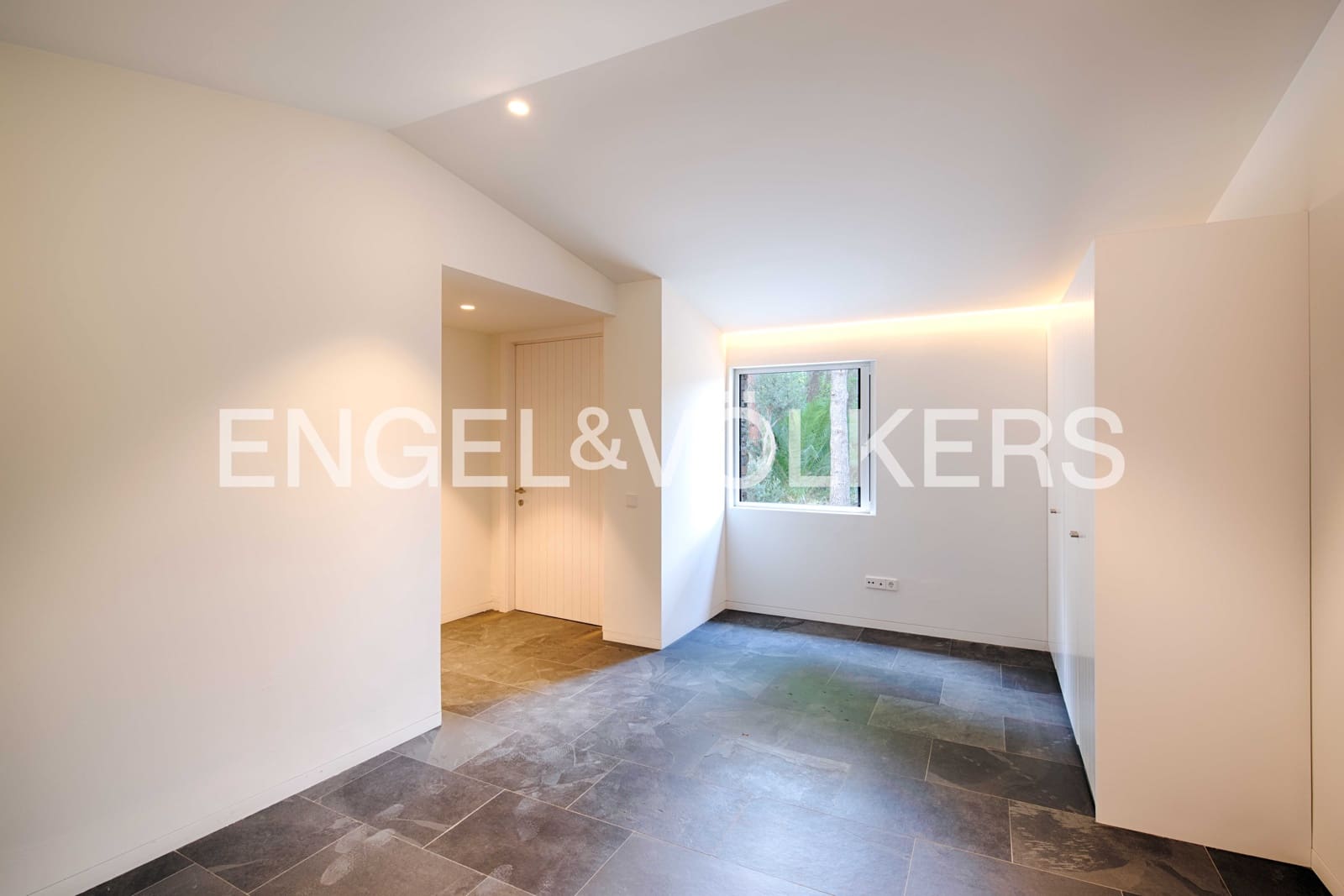5 slaapkamer Villa te koop in Cadaques met garage - € 2.760.000 (Ref: 9891065)