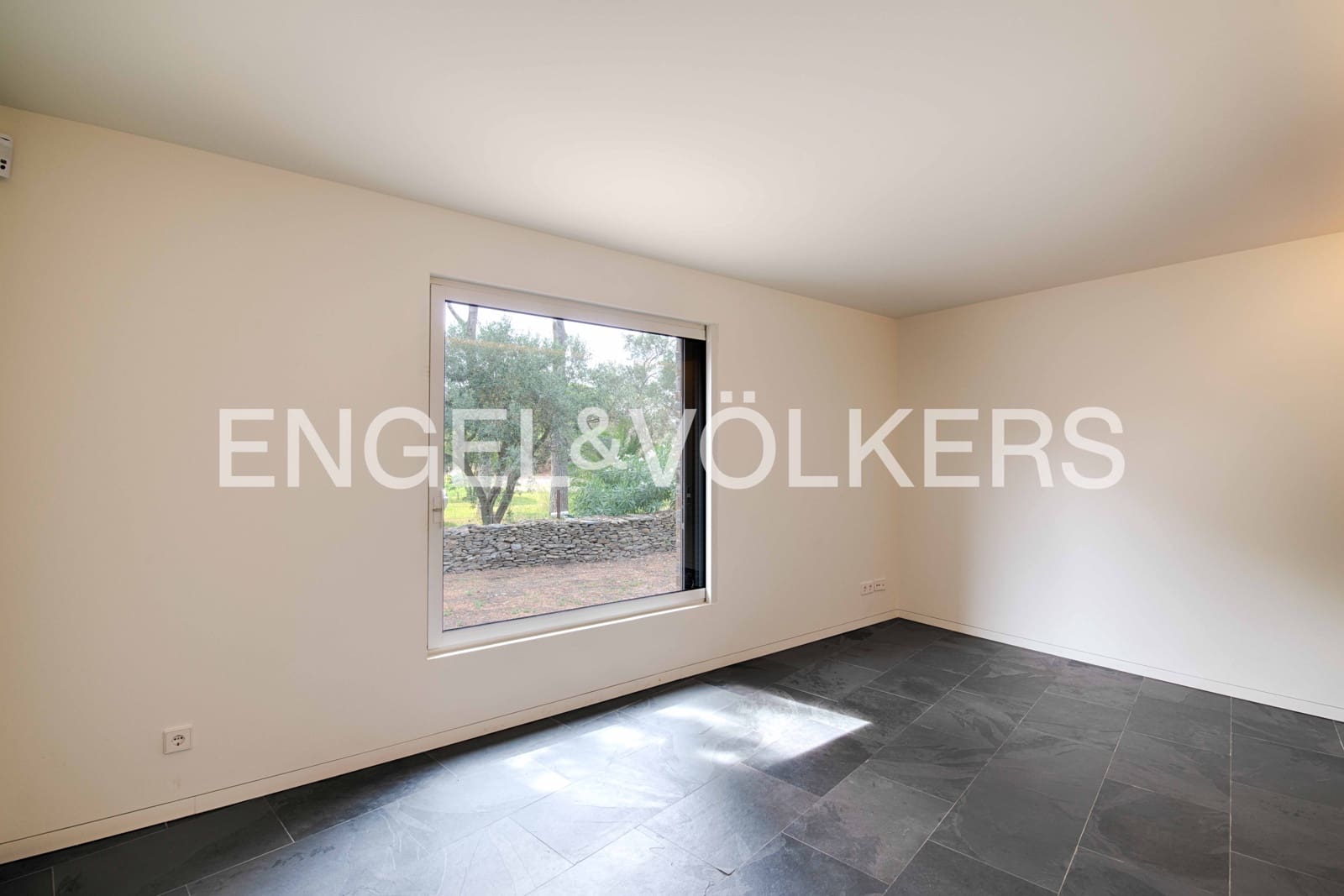 5 slaapkamer Villa te koop in Cadaques met garage - € 2.760.000 (Ref: 9891065)