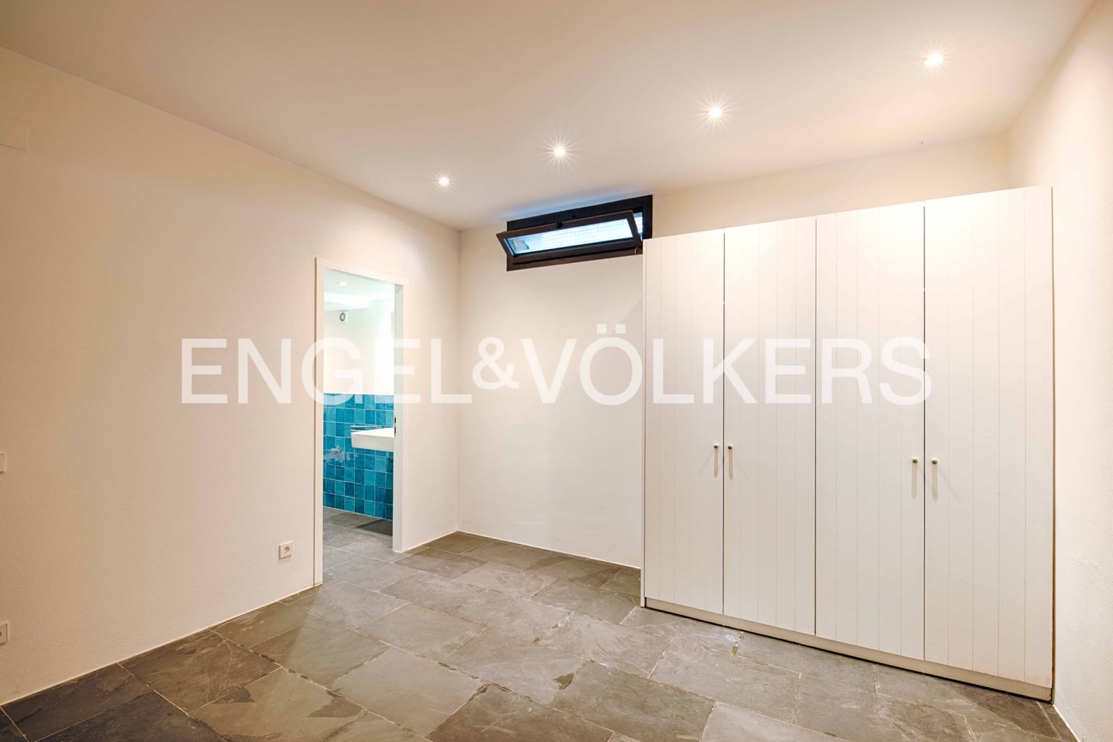 5 slaapkamer Villa te koop in Cadaques met garage - € 2.760.000 (Ref: 9891065)