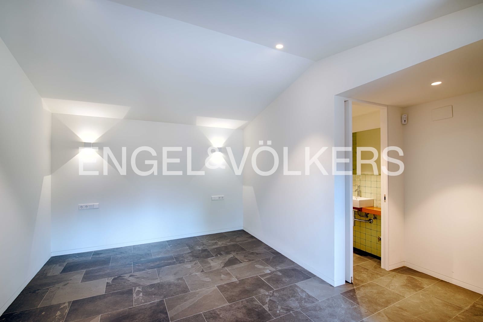 5 slaapkamer Villa te koop in Cadaques met garage - € 2.760.000 (Ref: 9891065)