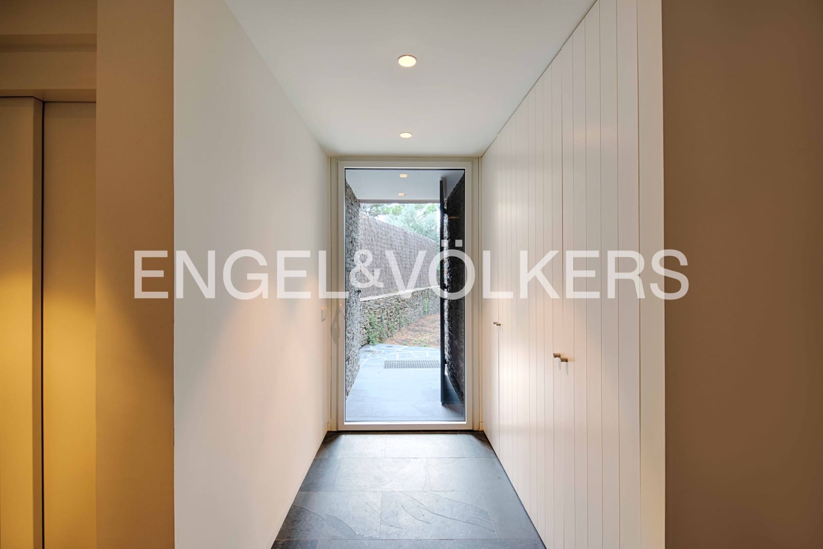 5 slaapkamer Villa te koop in Cadaques met garage - € 2.760.000 (Ref: 9891065)