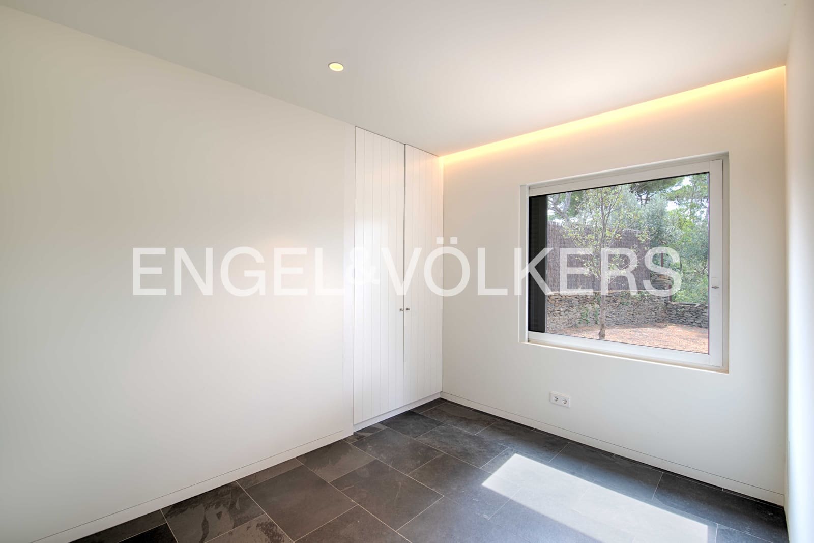 5 slaapkamer Villa te koop in Cadaques met garage - € 2.760.000 (Ref: 9891065)