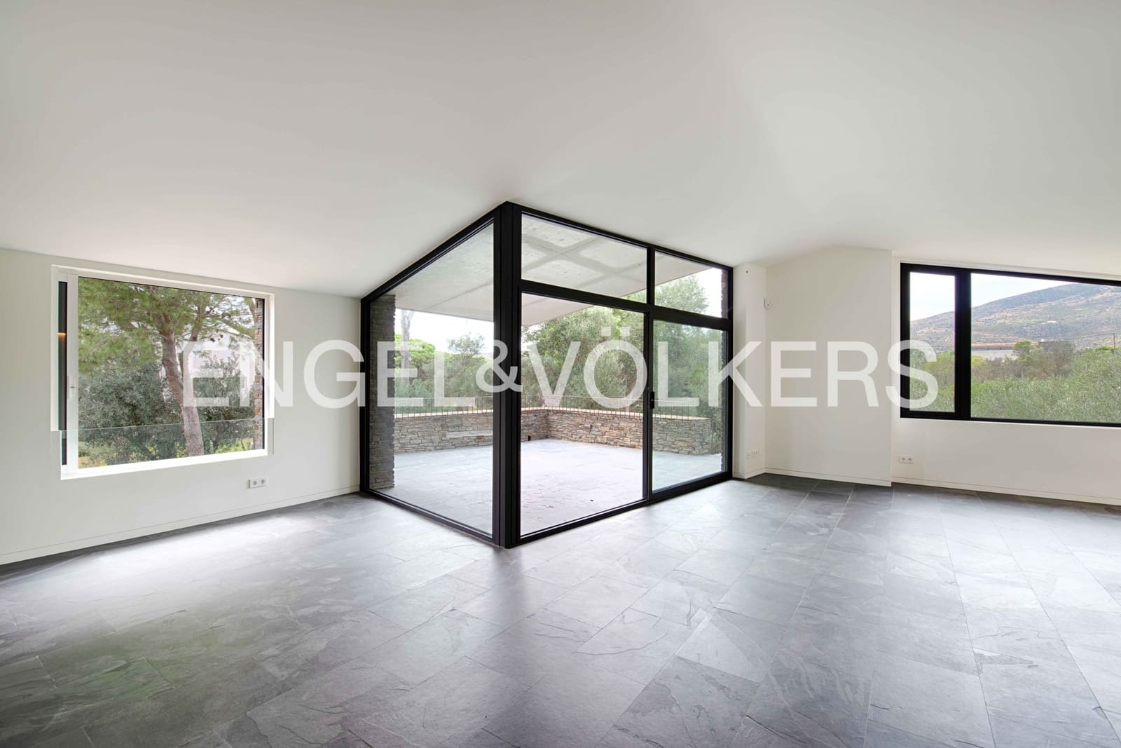 5 slaapkamer Villa te koop in Cadaques met garage - € 2.760.000 (Ref: 9891065)