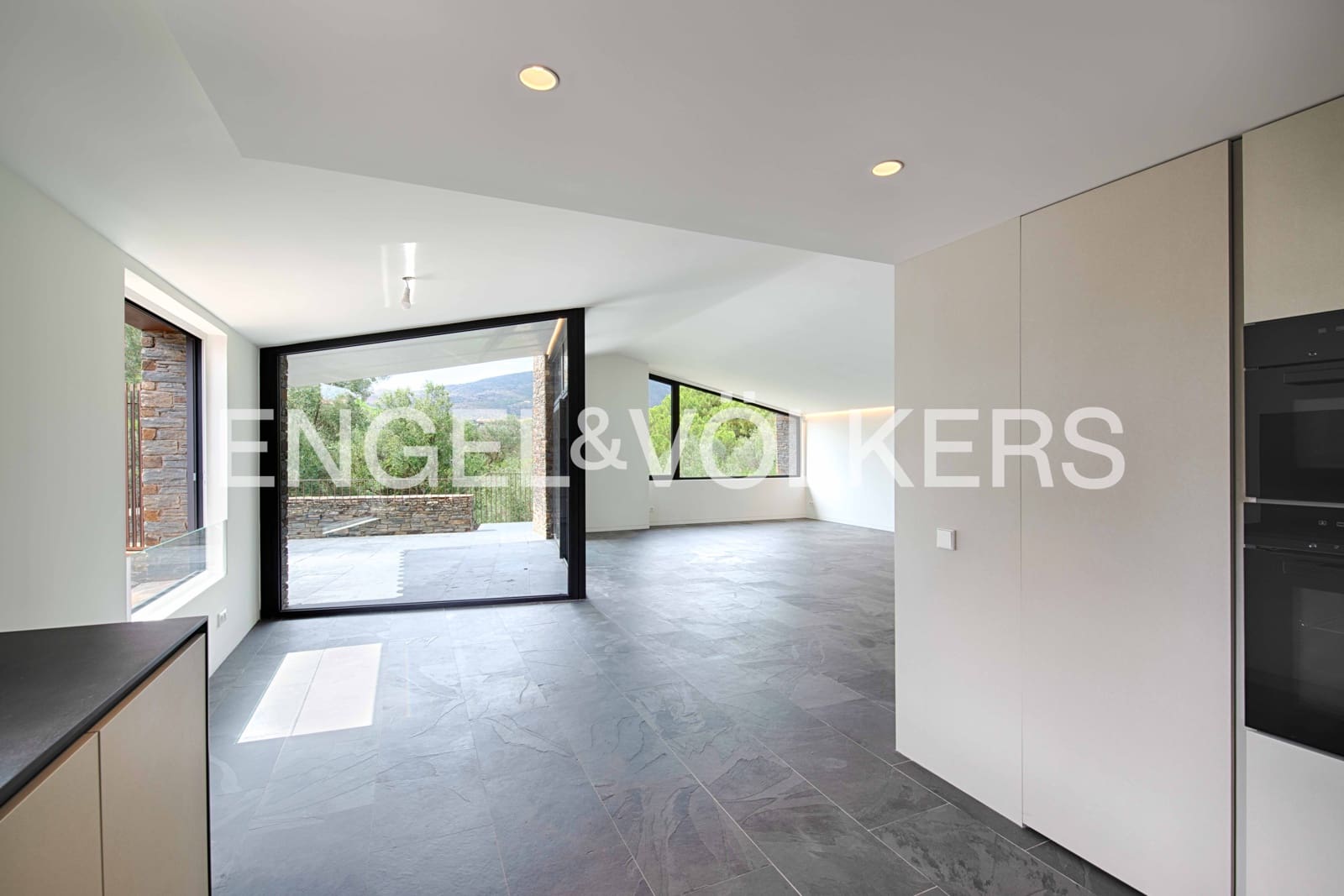 5 slaapkamer Villa te koop in Cadaques met garage - € 2.760.000 (Ref: 9891065)