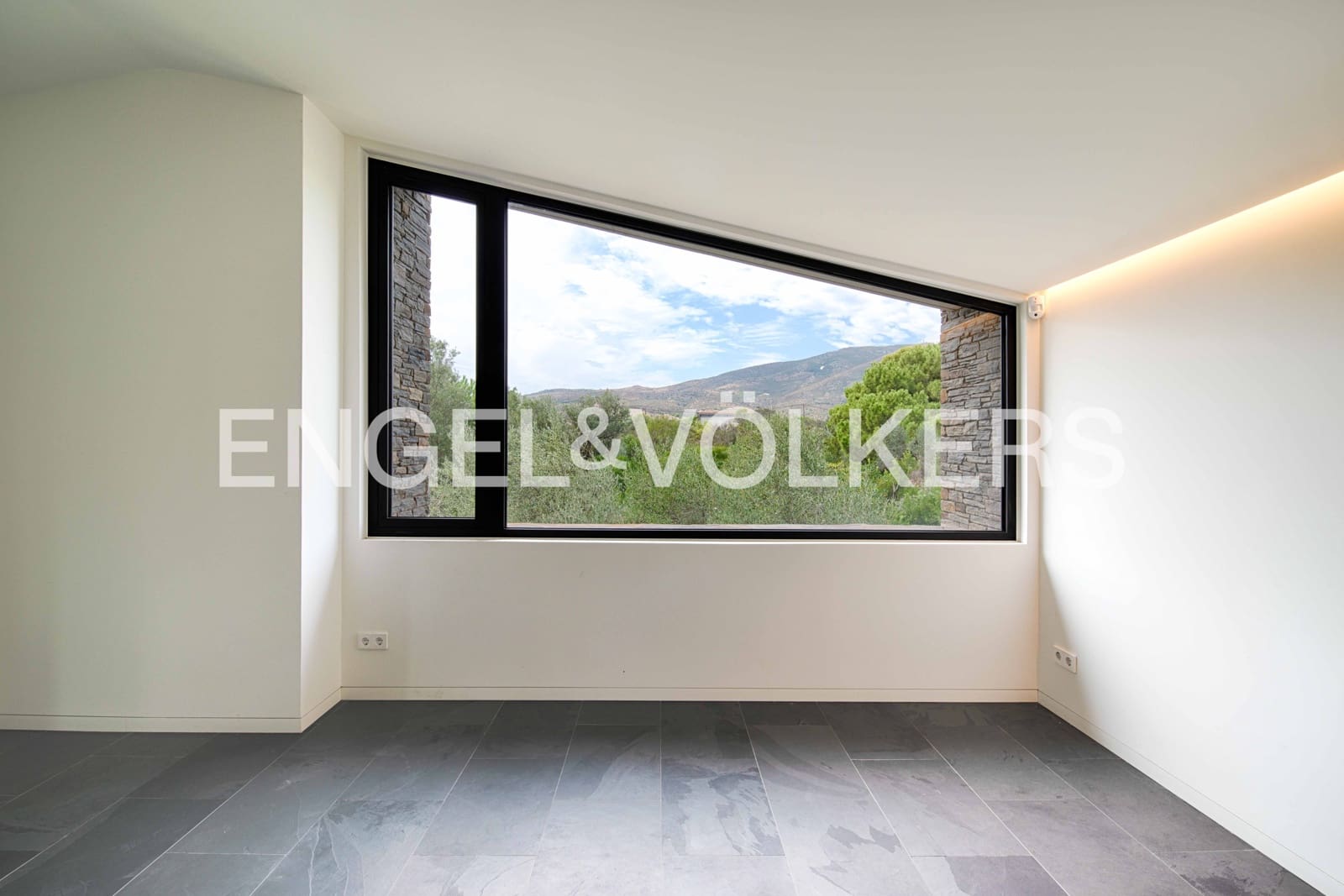 5 slaapkamer Villa te koop in Cadaques met garage - € 2.760.000 (Ref: 9891065)
