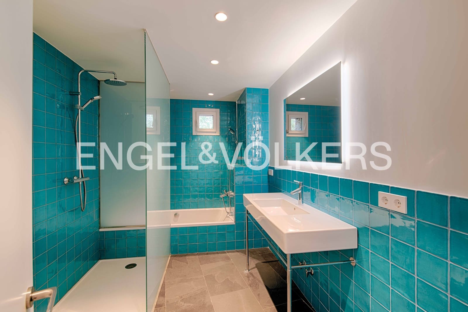 5 slaapkamer Villa te koop in Cadaques met garage - € 2.760.000 (Ref: 9891065)