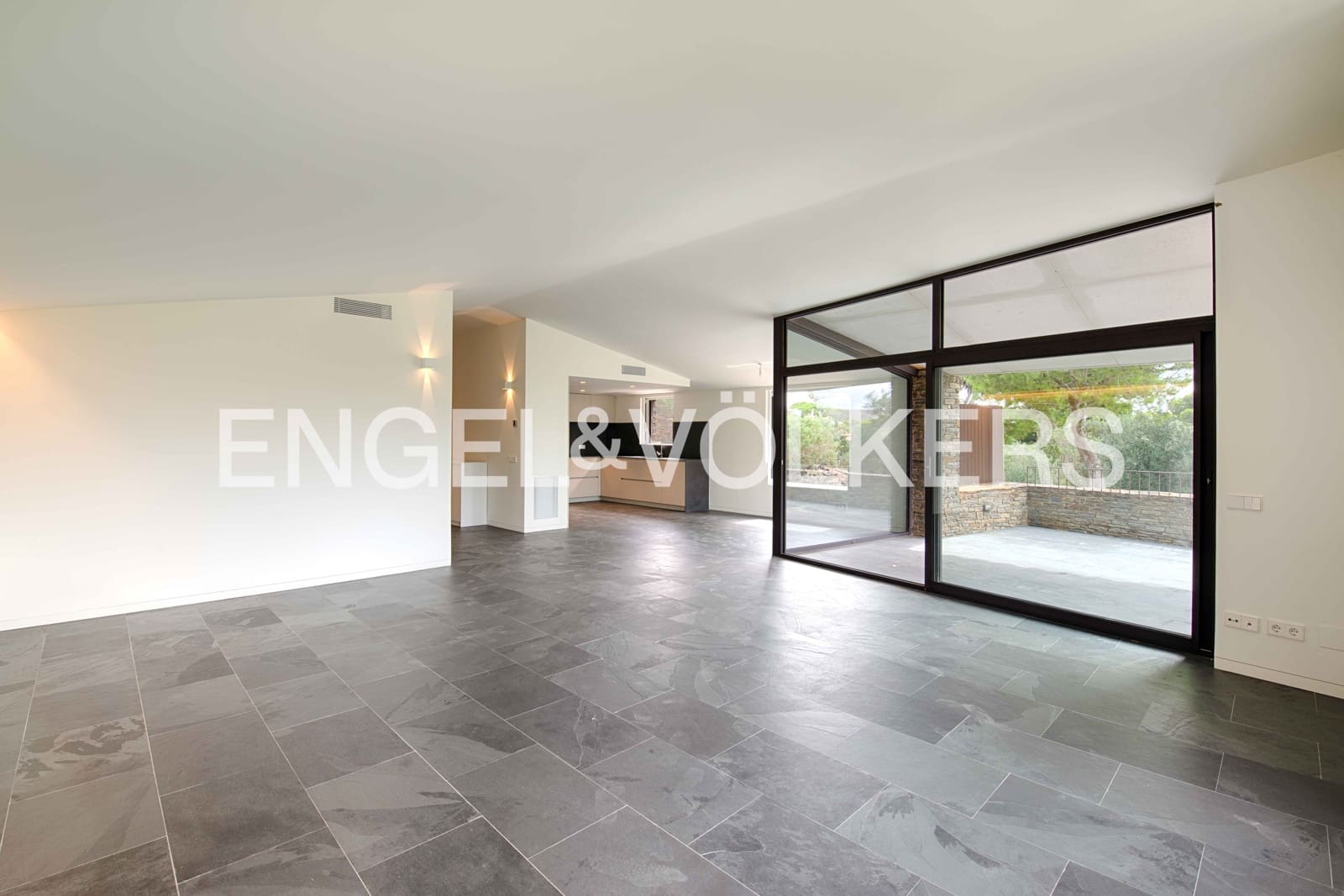5 slaapkamer Villa te koop in Cadaques met garage - € 2.760.000 (Ref: 9891065)