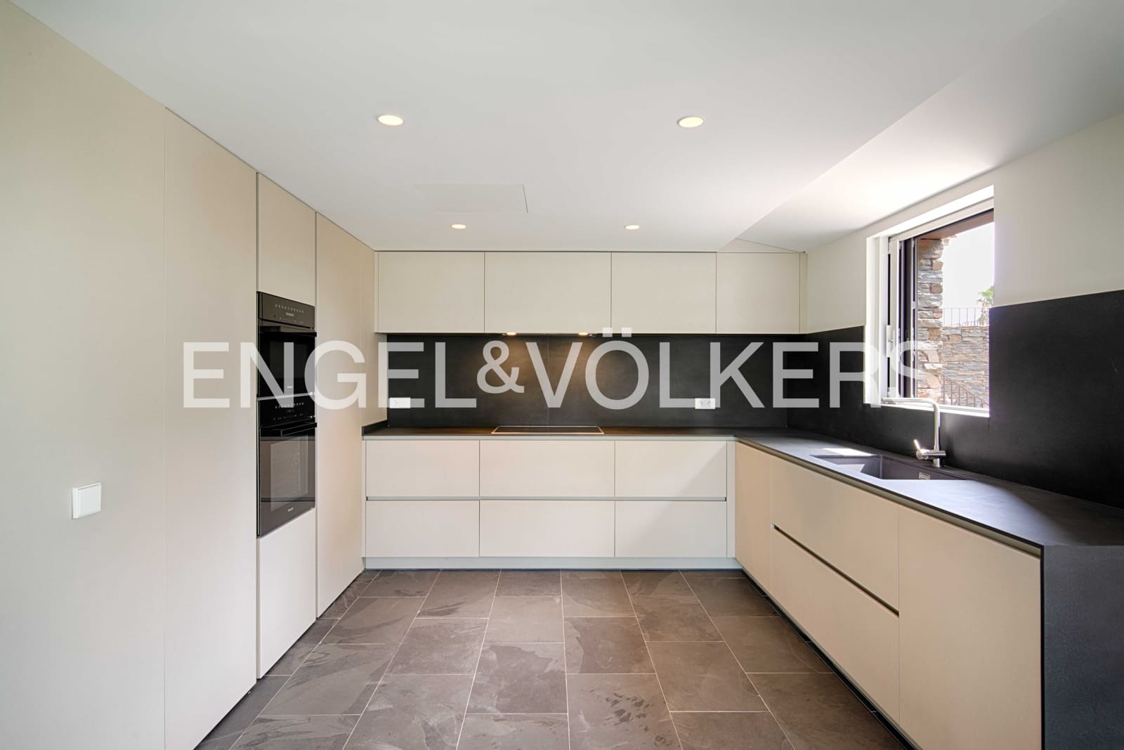 5 slaapkamer Villa te koop in Cadaques met garage - € 2.760.000 (Ref: 9891065)