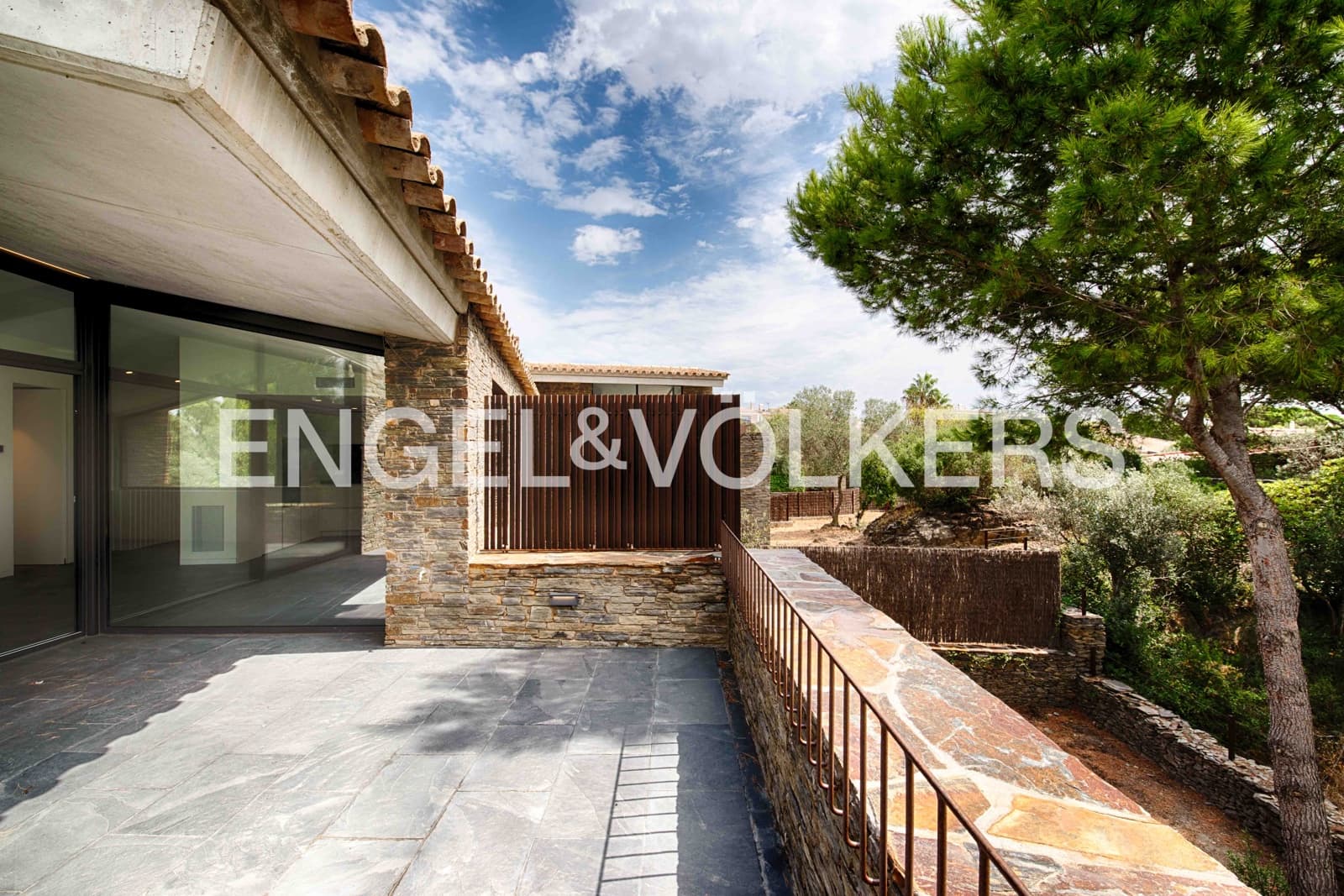 5 slaapkamer Villa te koop in Cadaques met garage - € 2.760.000 (Ref: 9891065)