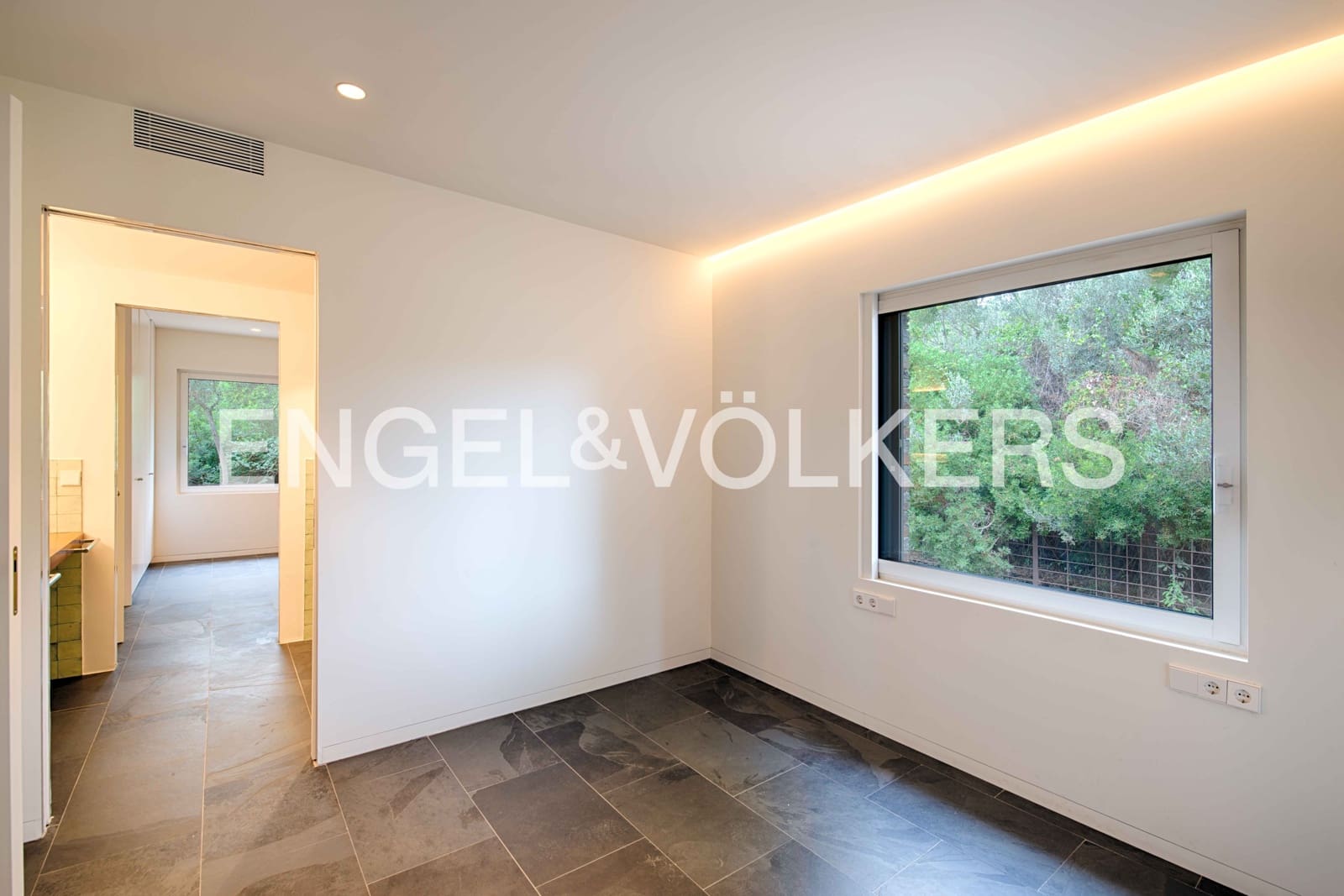 5 slaapkamer Villa te koop in Cadaques met garage - € 2.760.000 (Ref: 9891065)