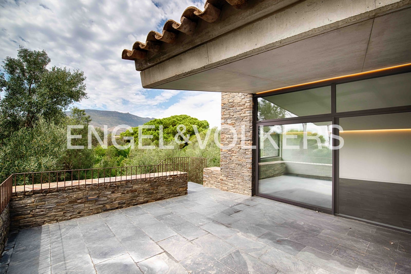 5 slaapkamer Villa te koop in Cadaques met garage - € 2.760.000 (Ref: 9891065)