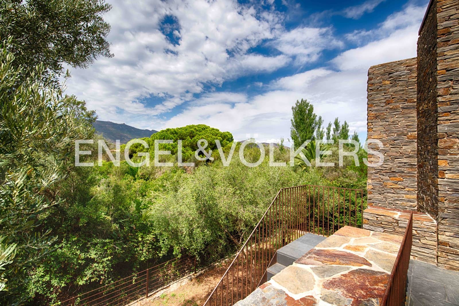 5 slaapkamer Villa te koop in Cadaques met garage - € 2.760.000 (Ref: 9891065)