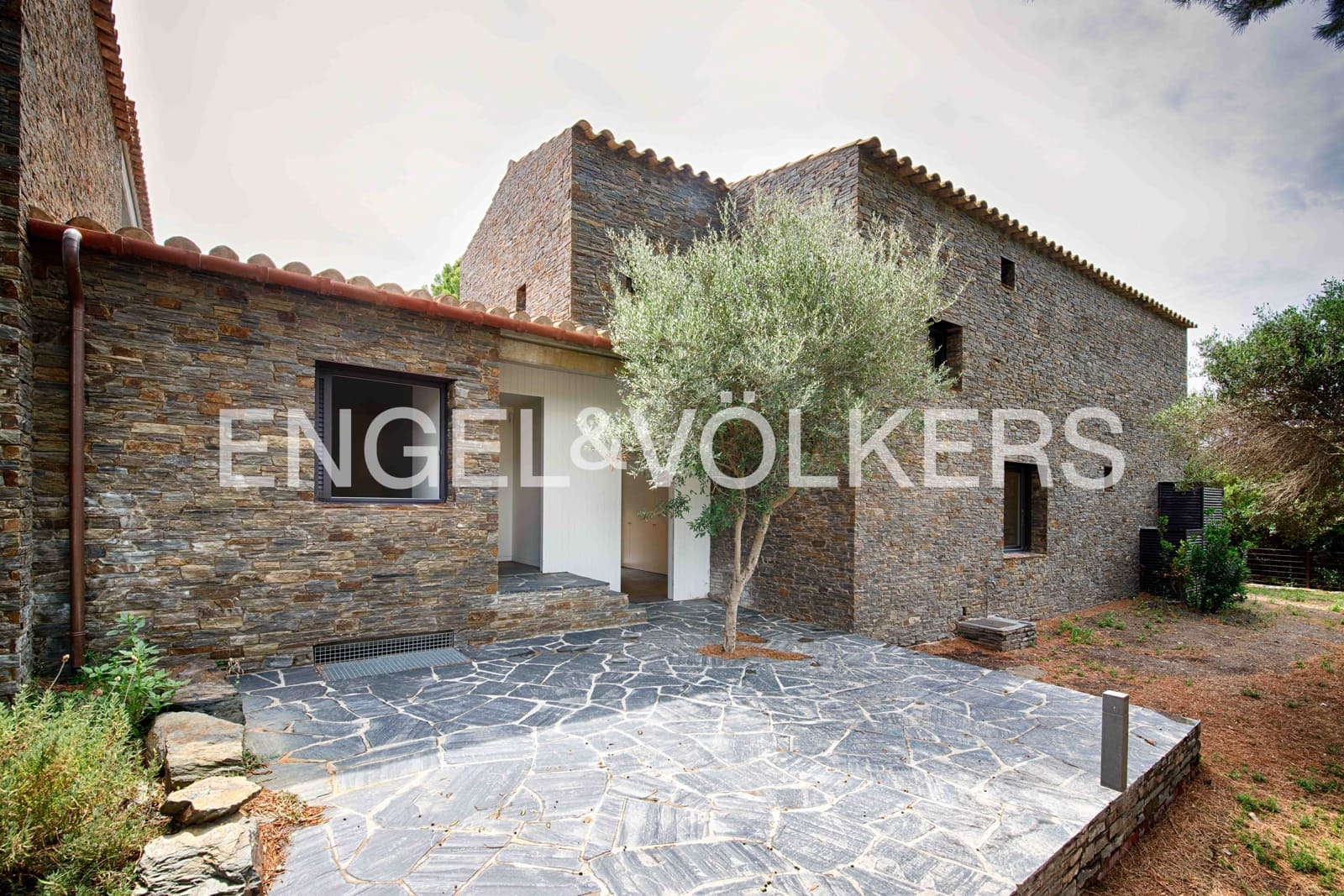 5 slaapkamer Villa te koop in Cadaques met garage - € 2.760.000 (Ref: 9891065)