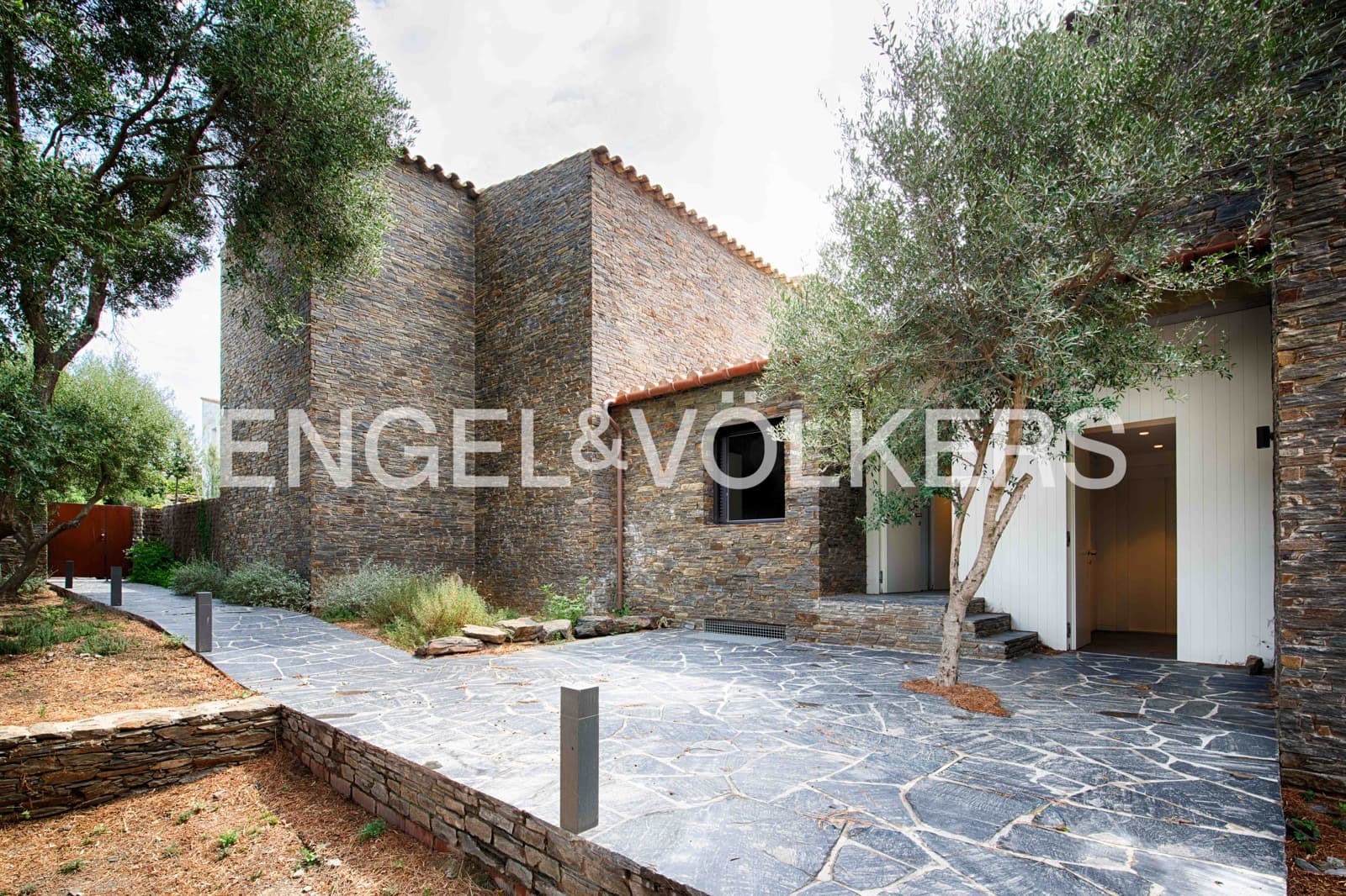 5 slaapkamer Villa te koop in Cadaques met garage - € 2.760.000 (Ref: 9891065)
