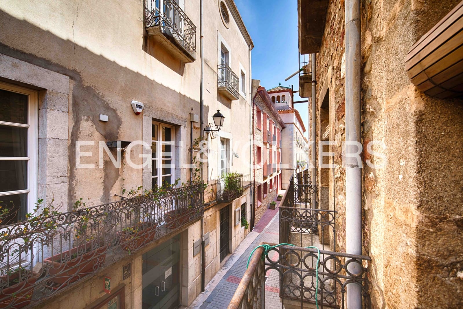 6 bedroom Townhouse for sale in Darnius with garage - € 580,000 (Ref: 9925159)