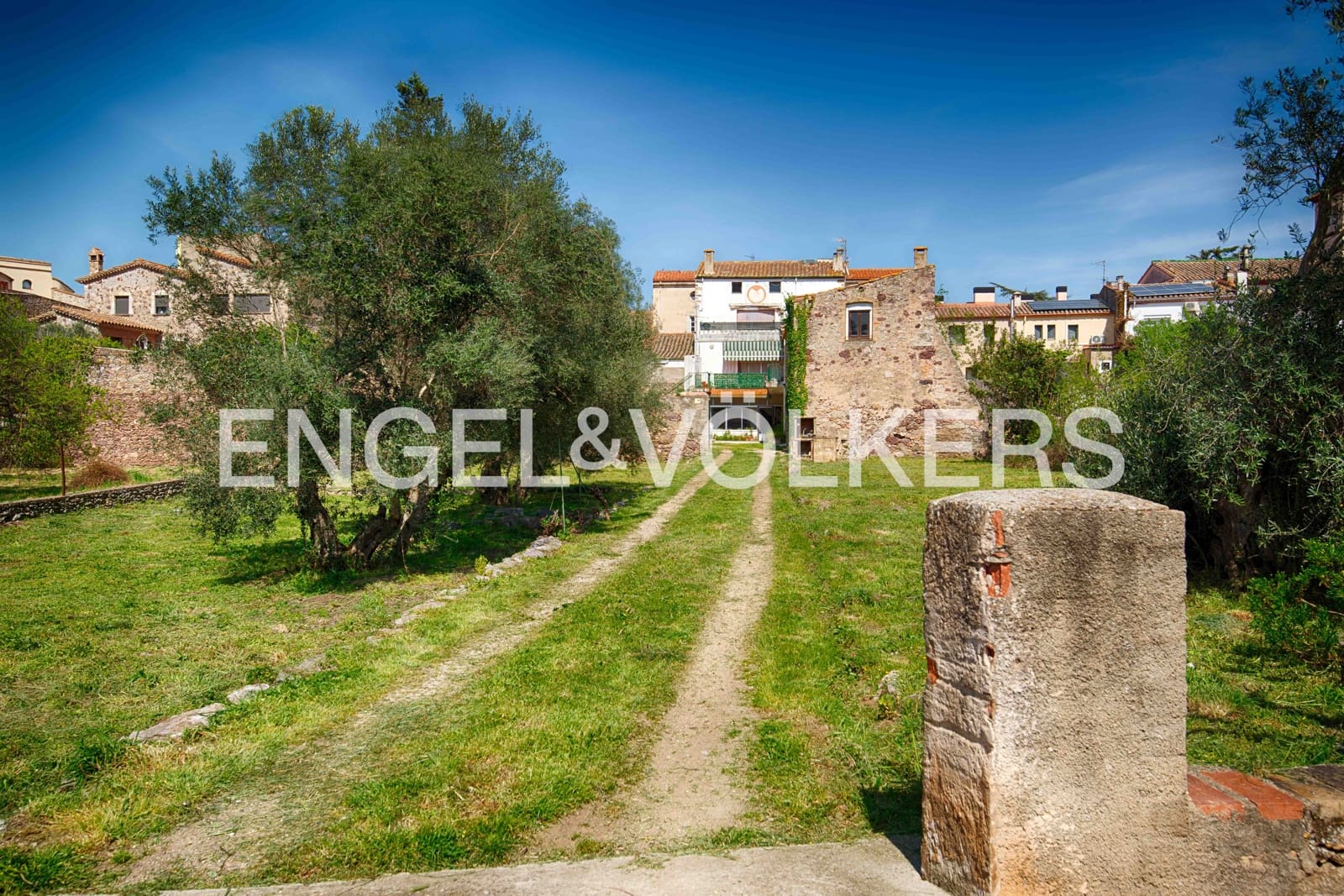 6 bedroom Townhouse for sale in Darnius with garage - € 580,000 (Ref: 9925159)