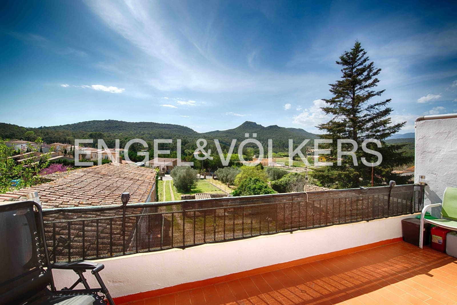 6 bedroom Townhouse for sale in Darnius with garage - € 580,000 (Ref: 9925159)