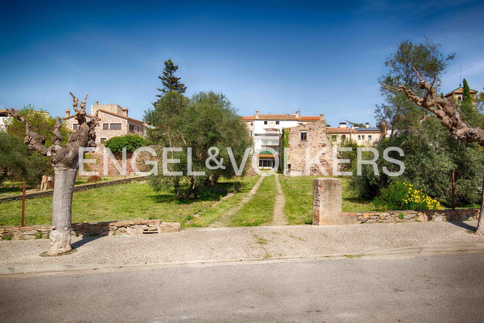 6 bedroom Townhouse for sale in Darnius with garage - € 580,000 (Ref: 9925159)