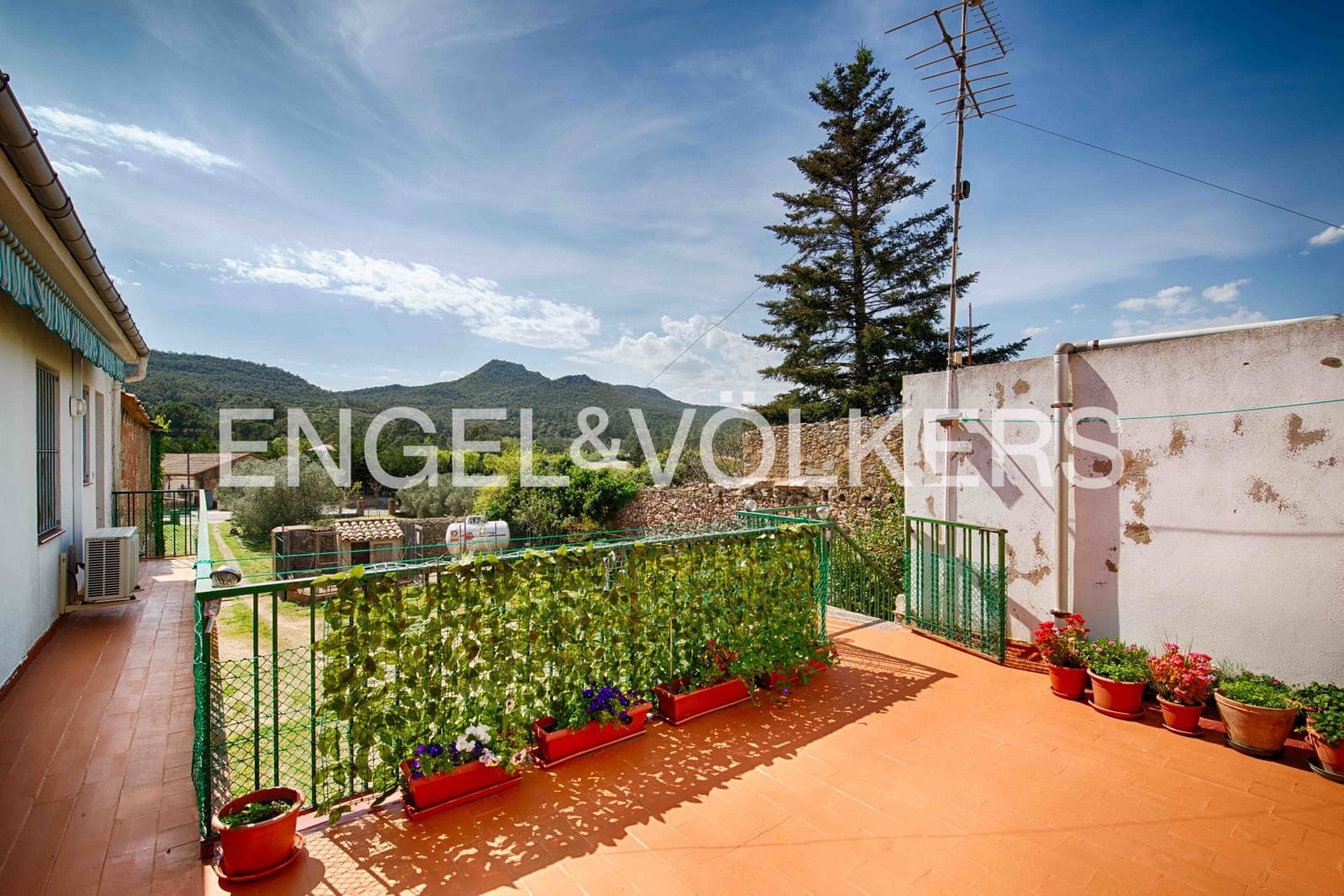 6 bedroom Townhouse for sale in Darnius with garage - € 580,000 (Ref: 9925159)