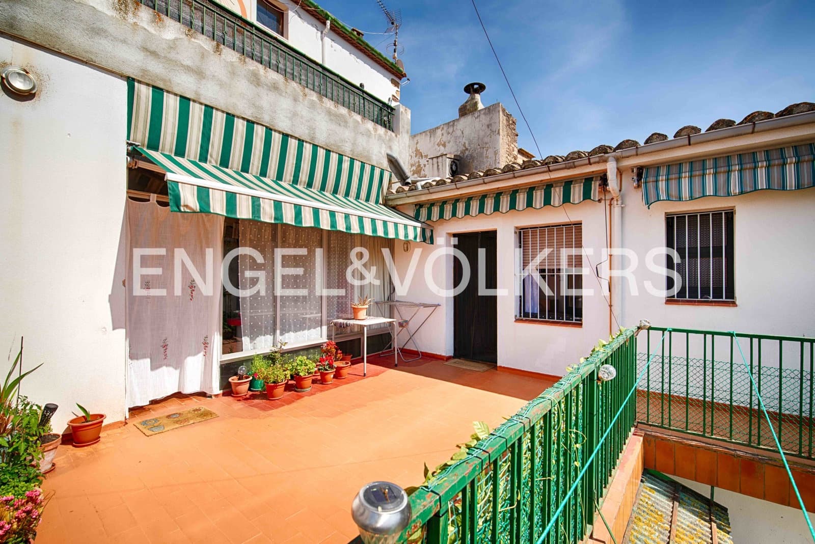 6 bedroom Townhouse for sale in Darnius with garage - € 580,000 (Ref: 9925159)