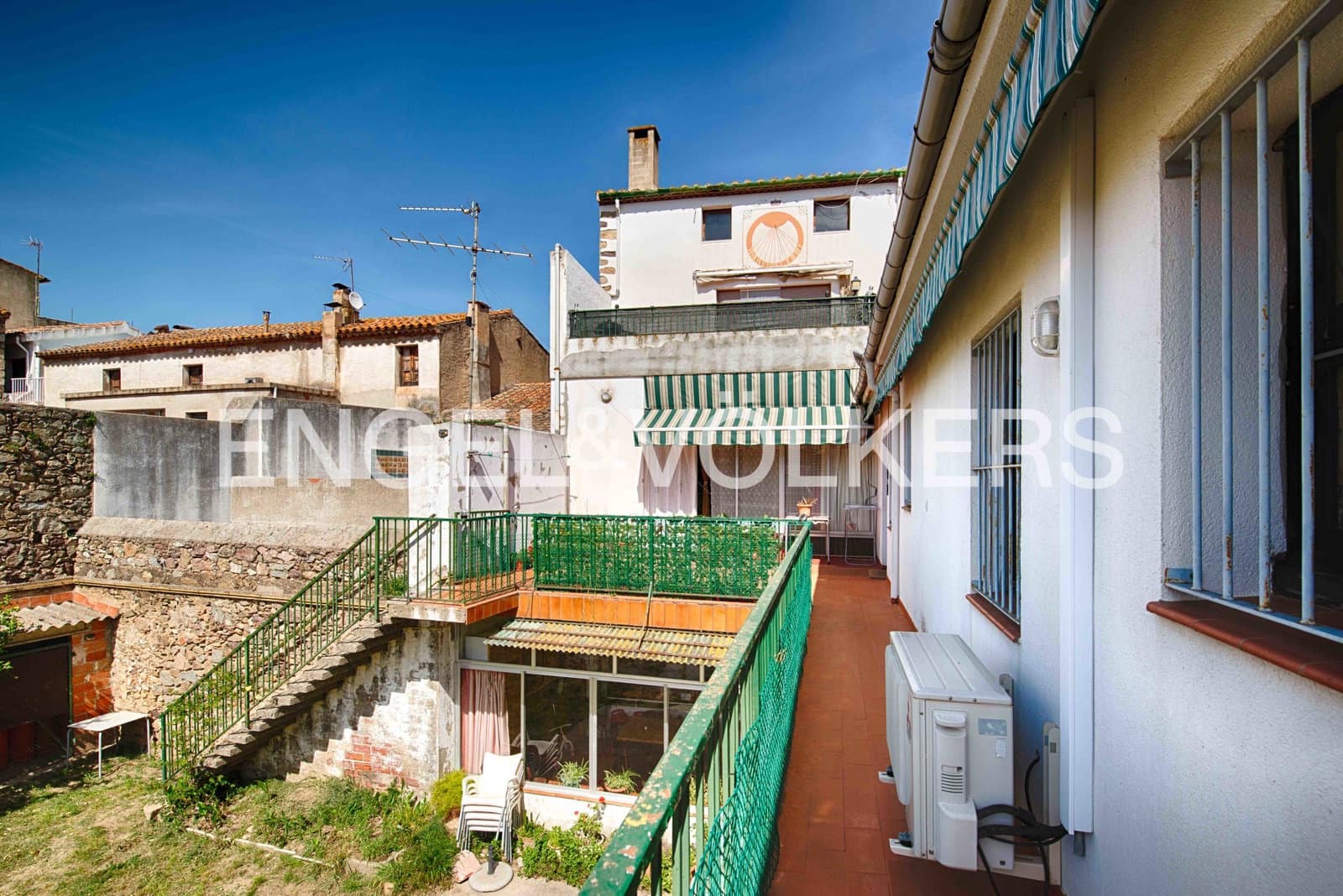 6 bedroom Townhouse for sale in Darnius with garage - € 580,000 (Ref: 9925159)