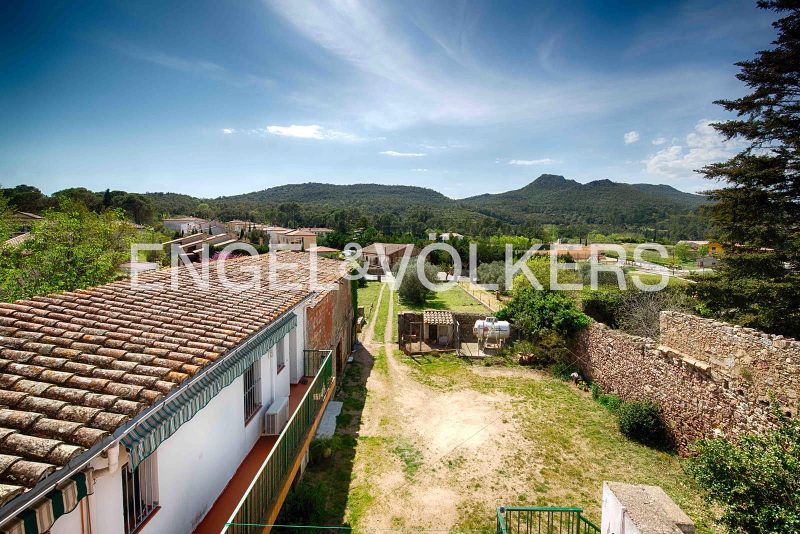 6 bedroom Townhouse for sale in Darnius with garage - € 580,000 (Ref: 9925159)