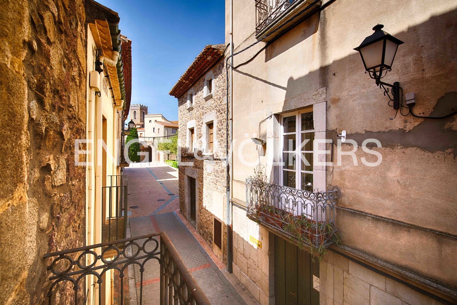 6 bedroom Townhouse for sale in Darnius with garage - € 580,000 (Ref: 9925159)