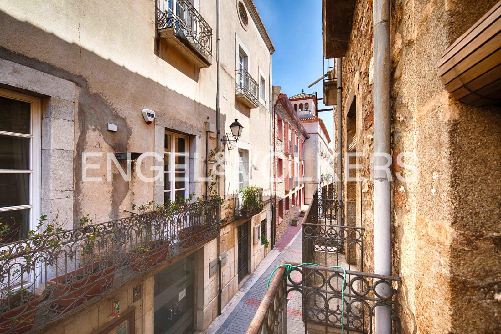 6 bedroom Townhouse for sale in Darnius with garage - € 580,000 (Ref: 9925159)