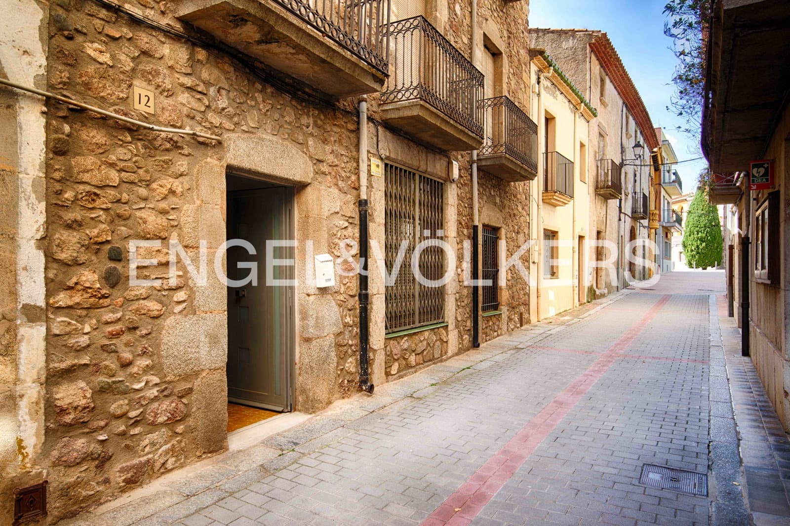 6 bedroom Townhouse for sale in Darnius with garage - € 580,000 (Ref: 9925159)