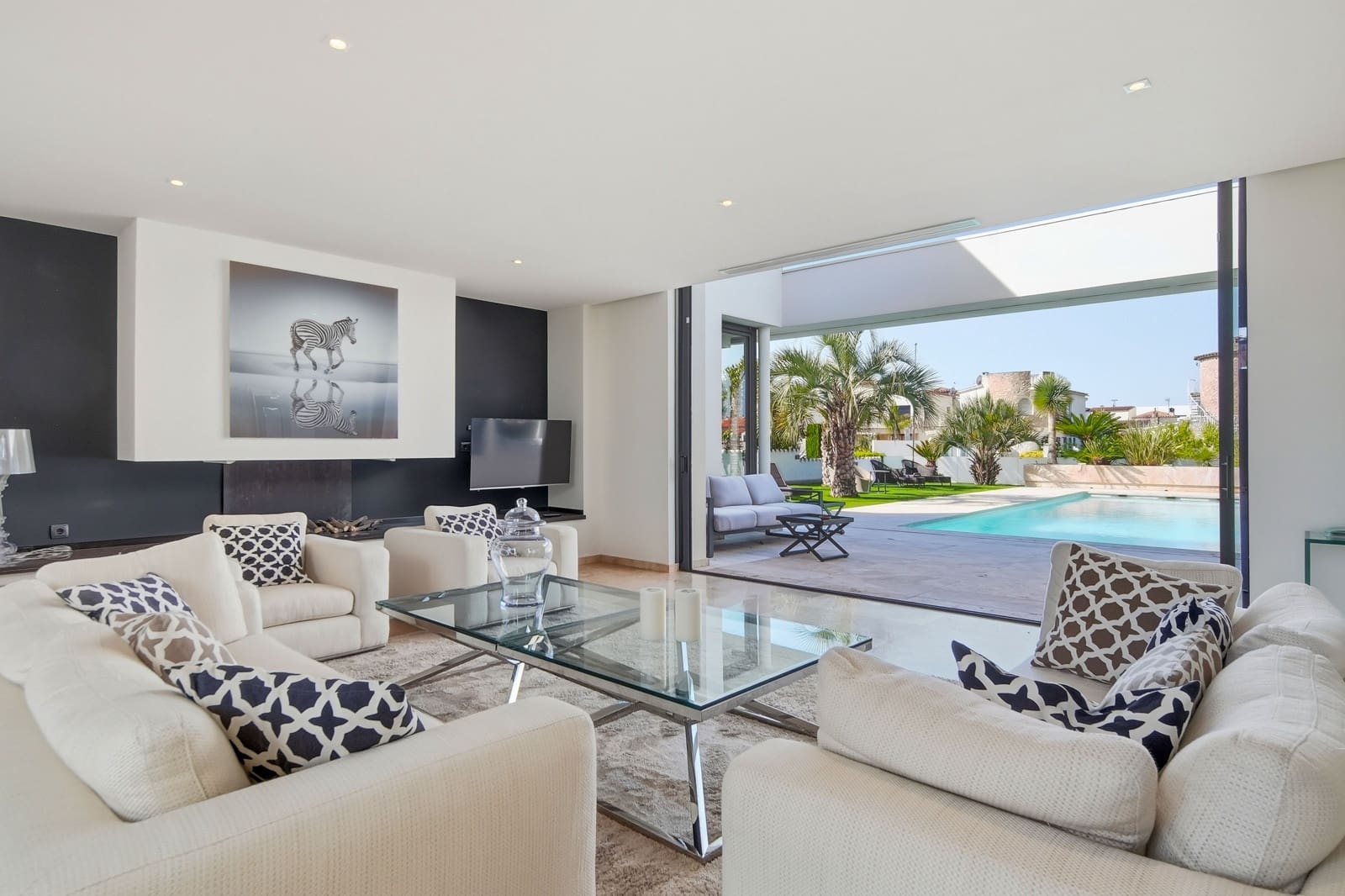 4 bedroom Villa for sale in Empuriabrava with pool - € 2,995,000 (Ref: 9944858)