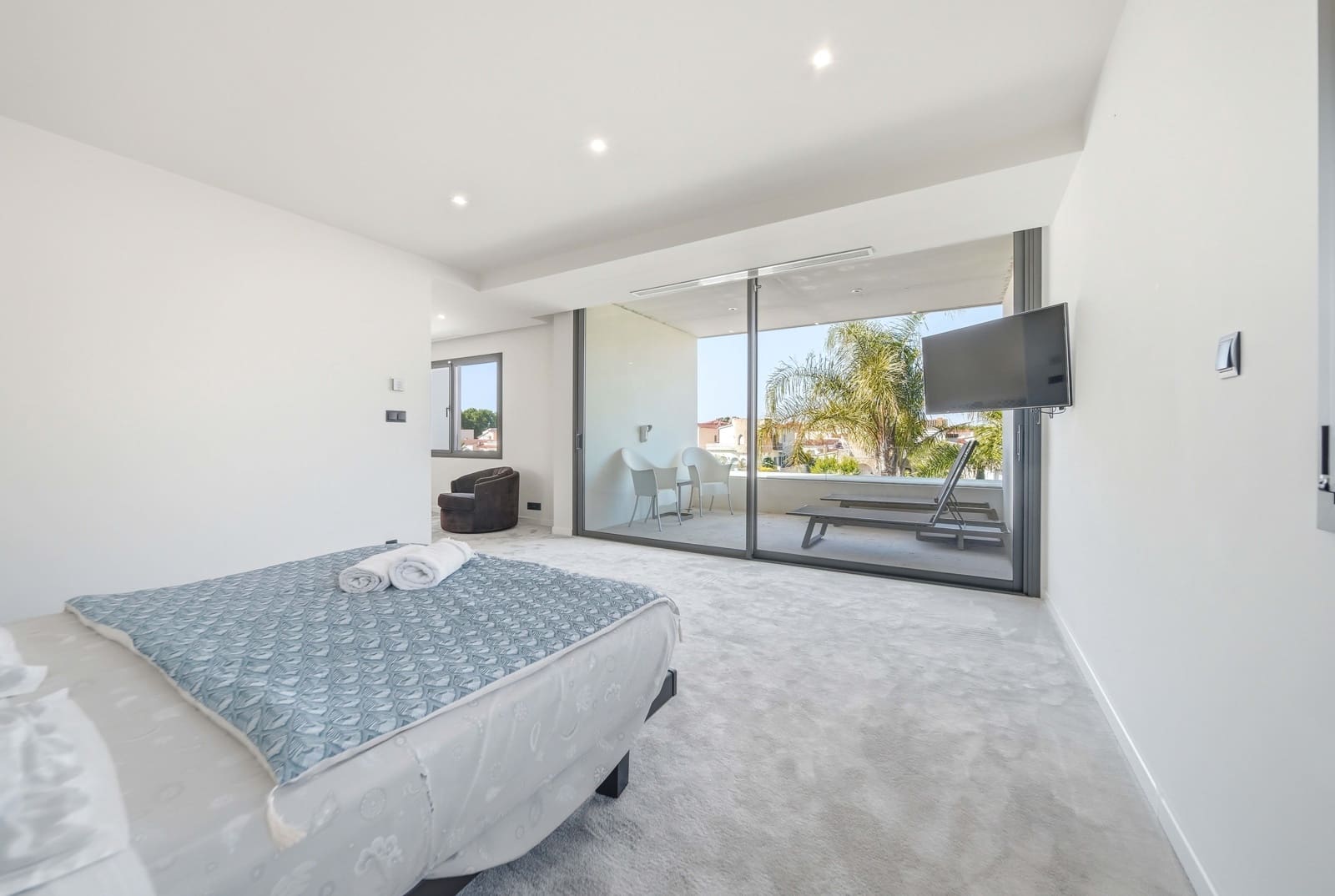 4 bedroom Villa for sale in Empuriabrava with pool - € 2,995,000 (Ref: 9944858)