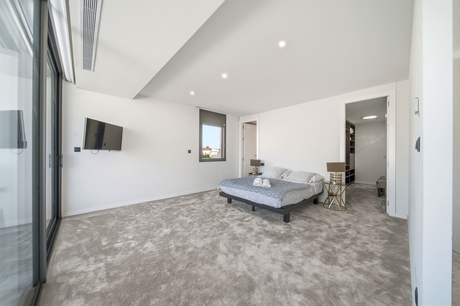 4 bedroom Villa for sale in Empuriabrava with pool - € 2,995,000 (Ref: 9944858)