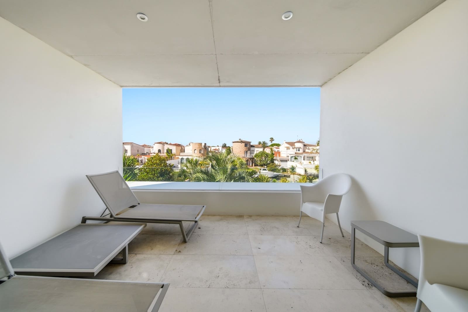 4 bedroom Villa for sale in Empuriabrava with pool - € 2,995,000 (Ref: 9944858)