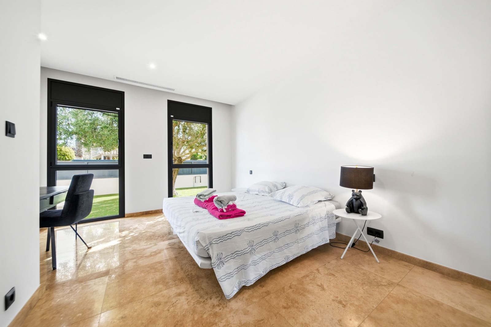 4 bedroom Villa for sale in Empuriabrava with pool - € 2,995,000 (Ref: 9944858)