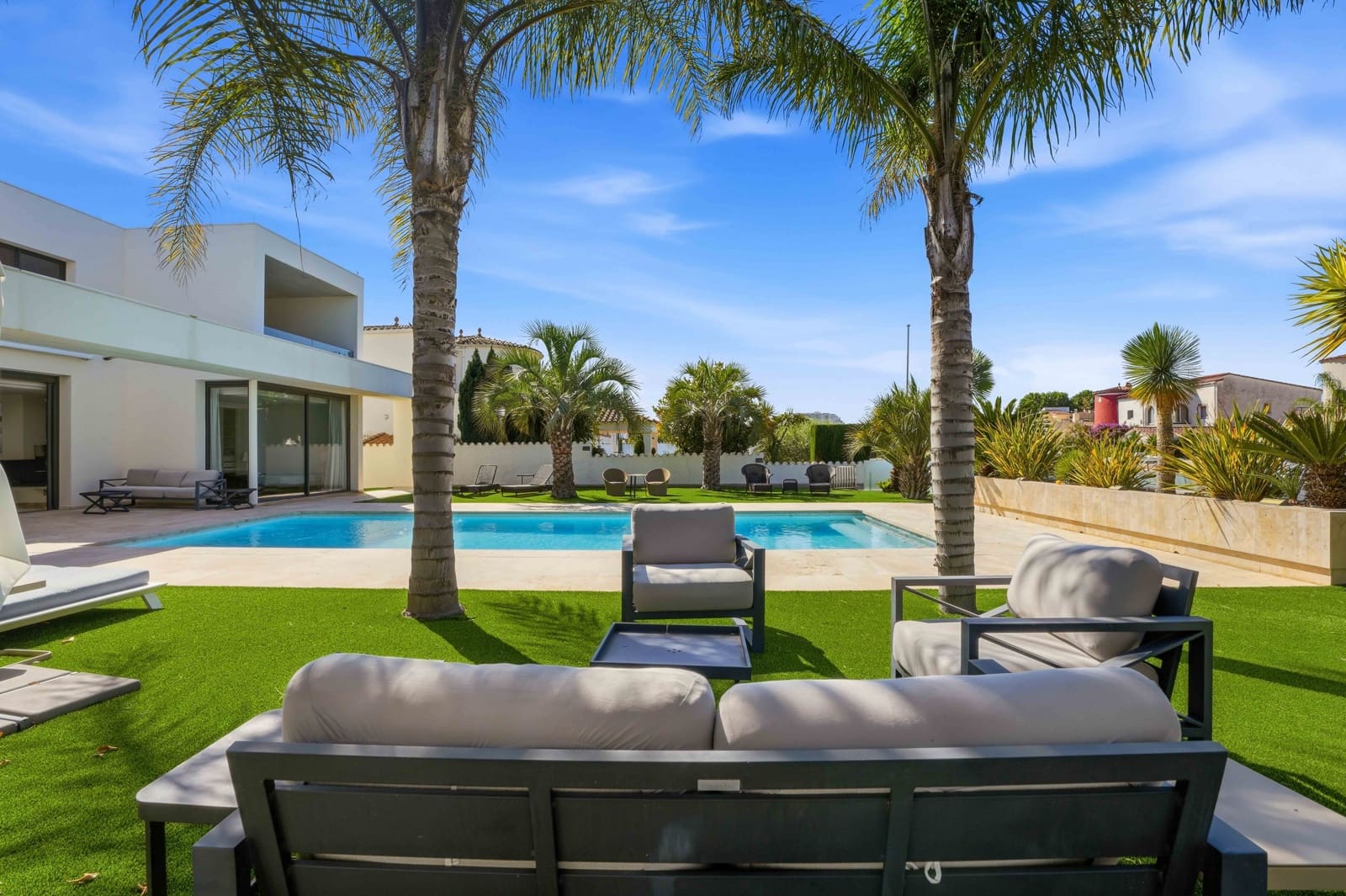 4 bedroom Villa for sale in Empuriabrava with pool - € 2,995,000 (Ref: 9944858)