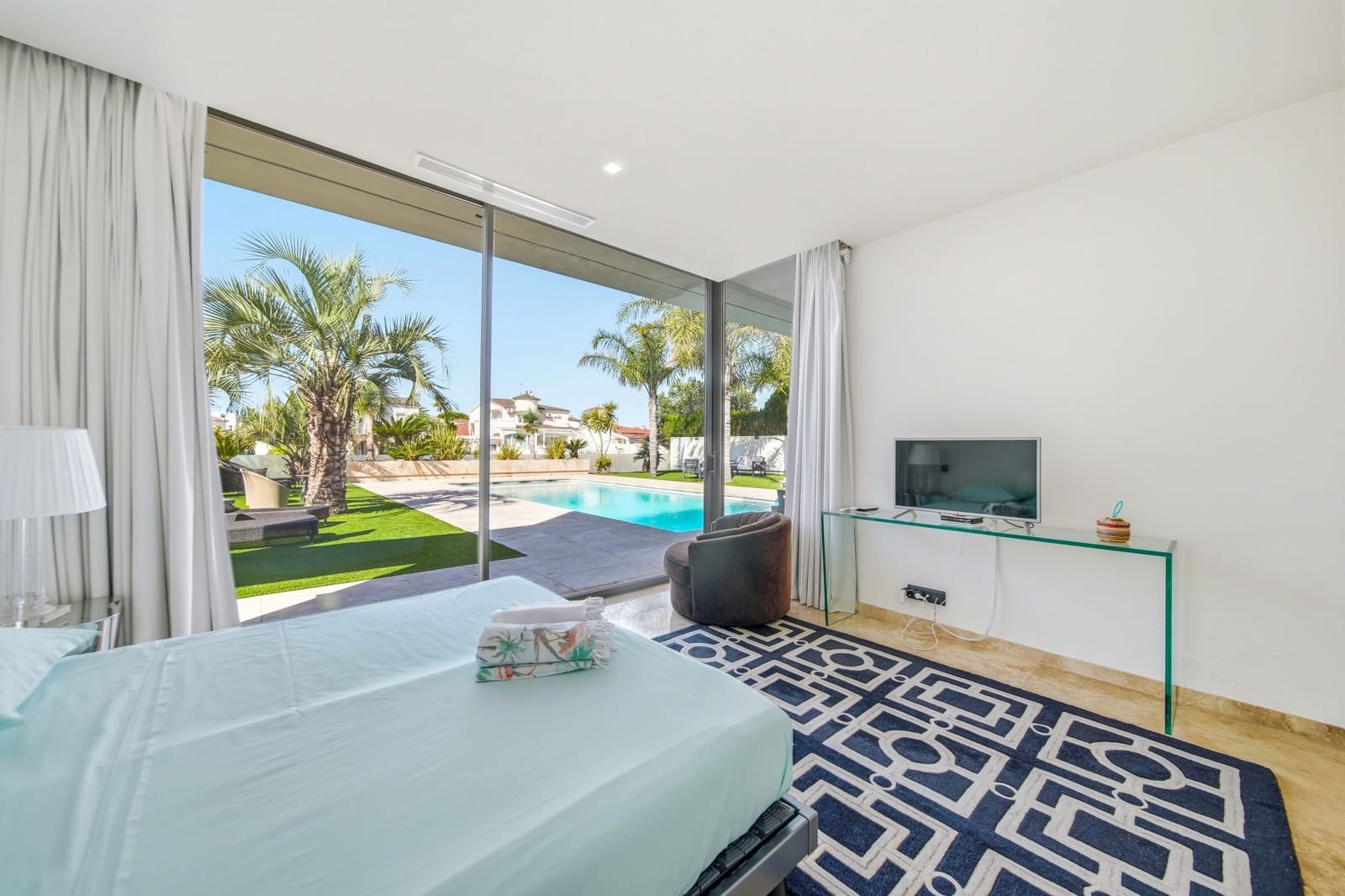4 bedroom Villa for sale in Empuriabrava with pool - € 2,995,000 (Ref: 9944858)