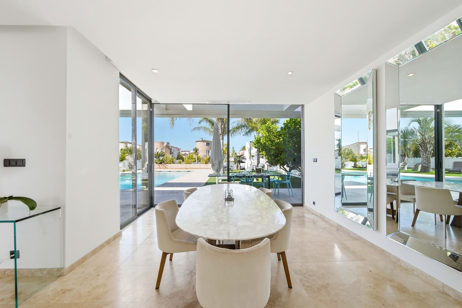 4 bedroom Villa for sale in Empuriabrava with pool - € 2,995,000 (Ref: 9944858)
