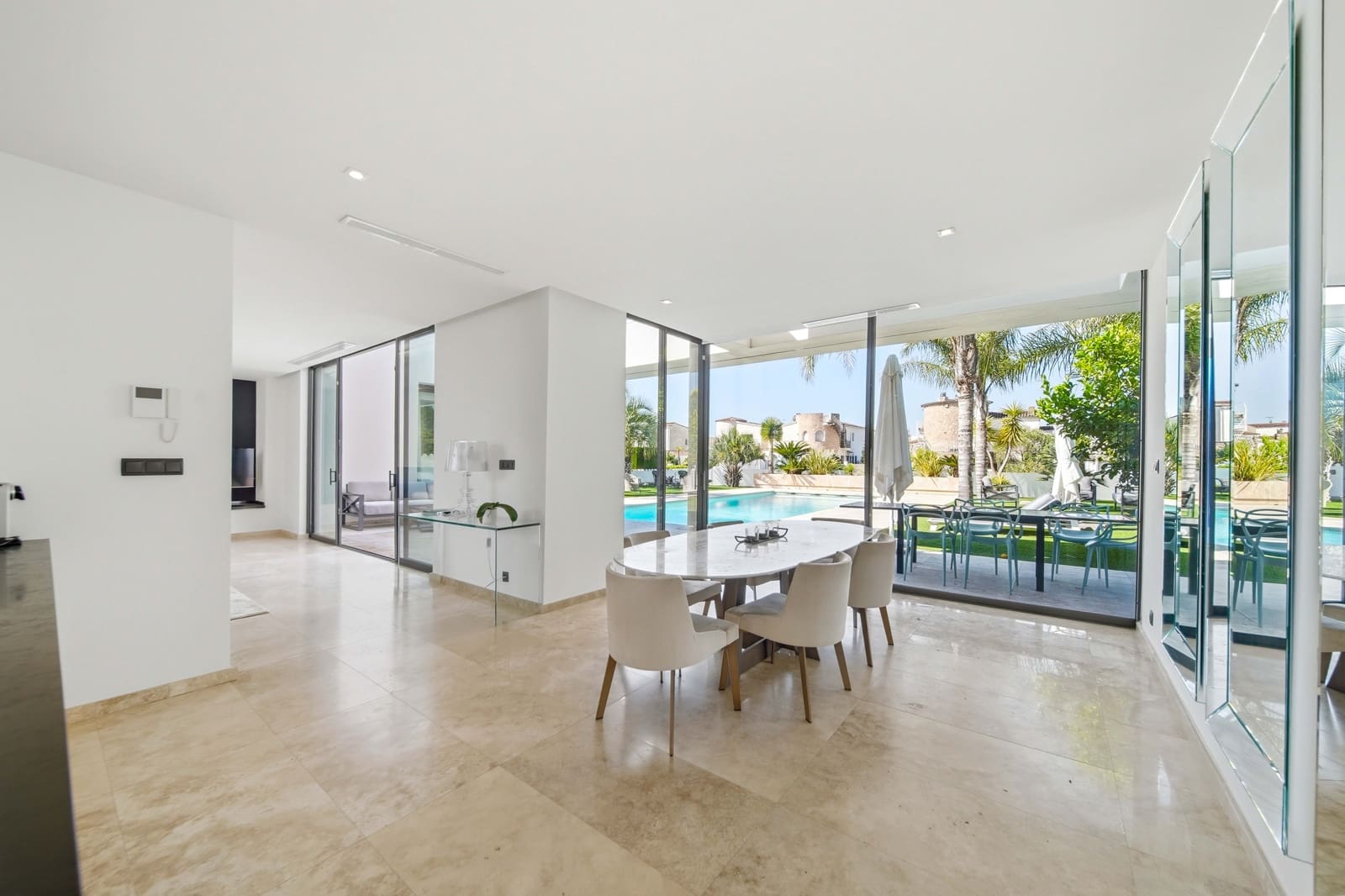 4 bedroom Villa for sale in Empuriabrava with pool - € 2,995,000 (Ref: 9944858)