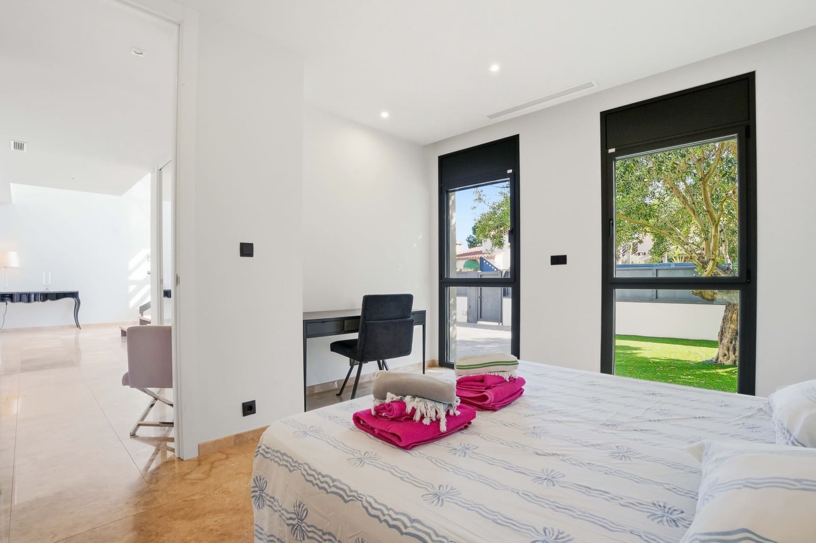 4 bedroom Villa for sale in Empuriabrava with pool - € 2,995,000 (Ref: 9944858)