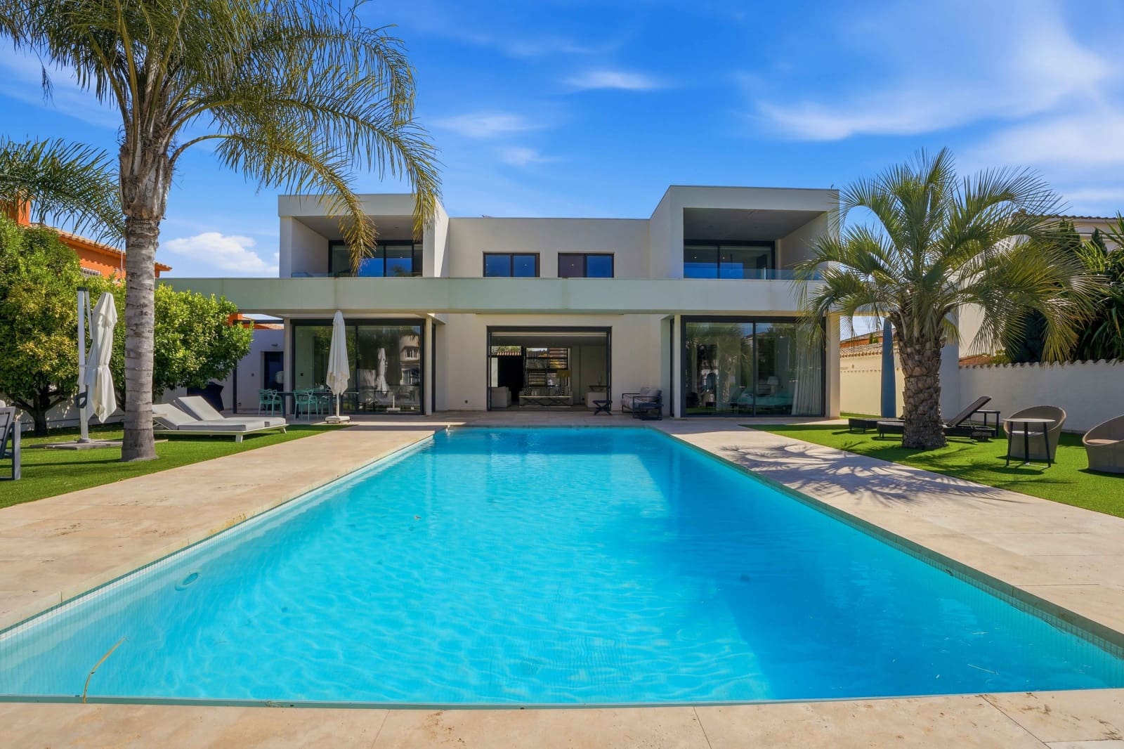 4 bedroom Villa for sale in Empuriabrava with pool - € 2,995,000 (Ref: 9944858)