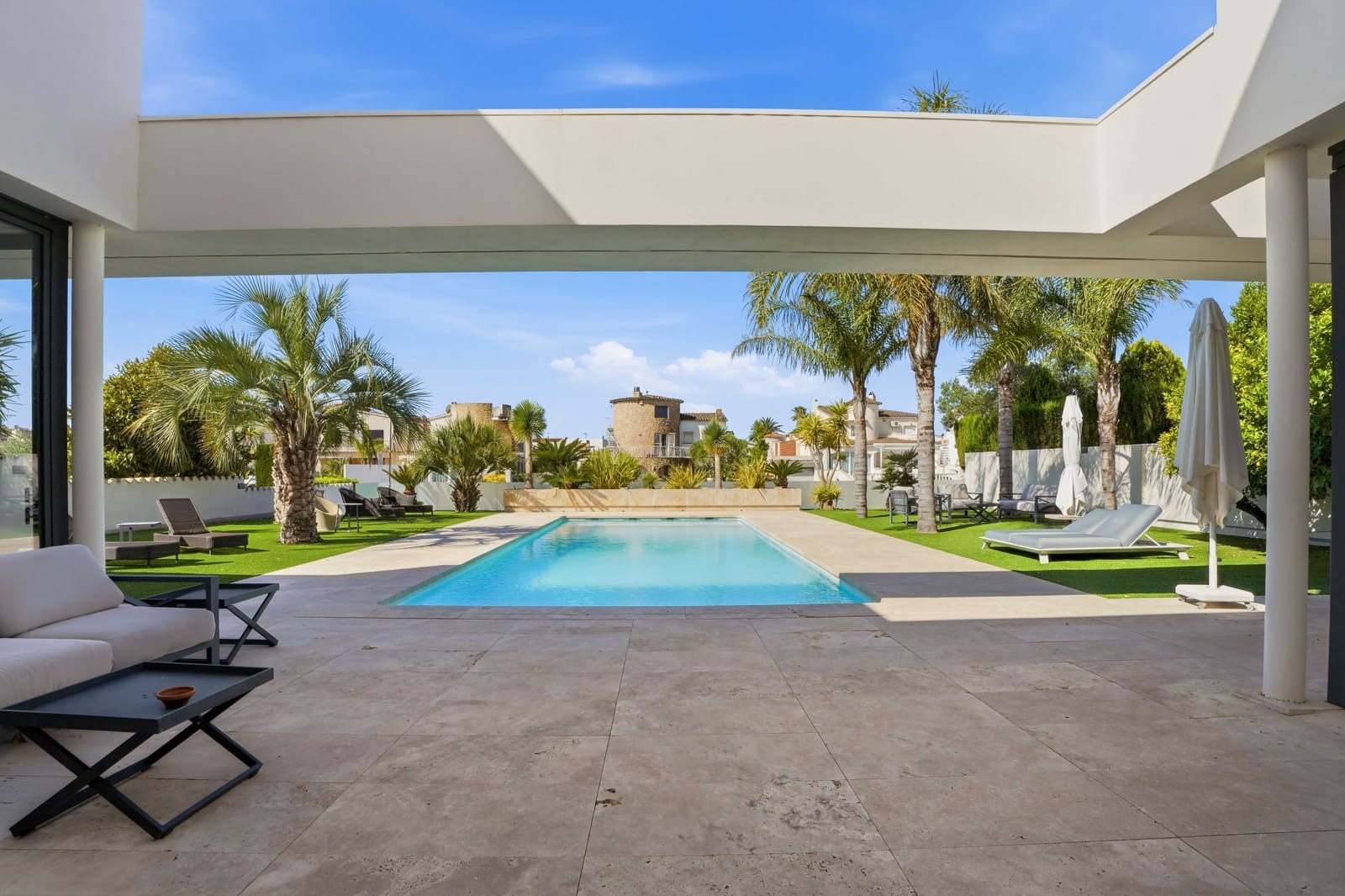 4 bedroom Villa for sale in Empuriabrava with pool - € 2,995,000 (Ref: 9944858)