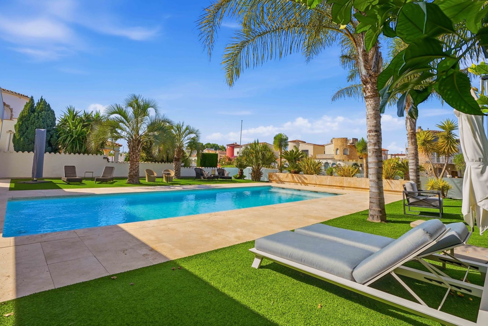 4 bedroom Villa for sale in Empuriabrava with pool - € 2,995,000 (Ref: 9944858)