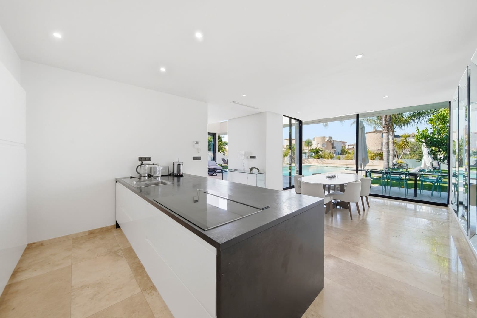 4 bedroom Villa for sale in Empuriabrava with pool - € 2,995,000 (Ref: 9944858)