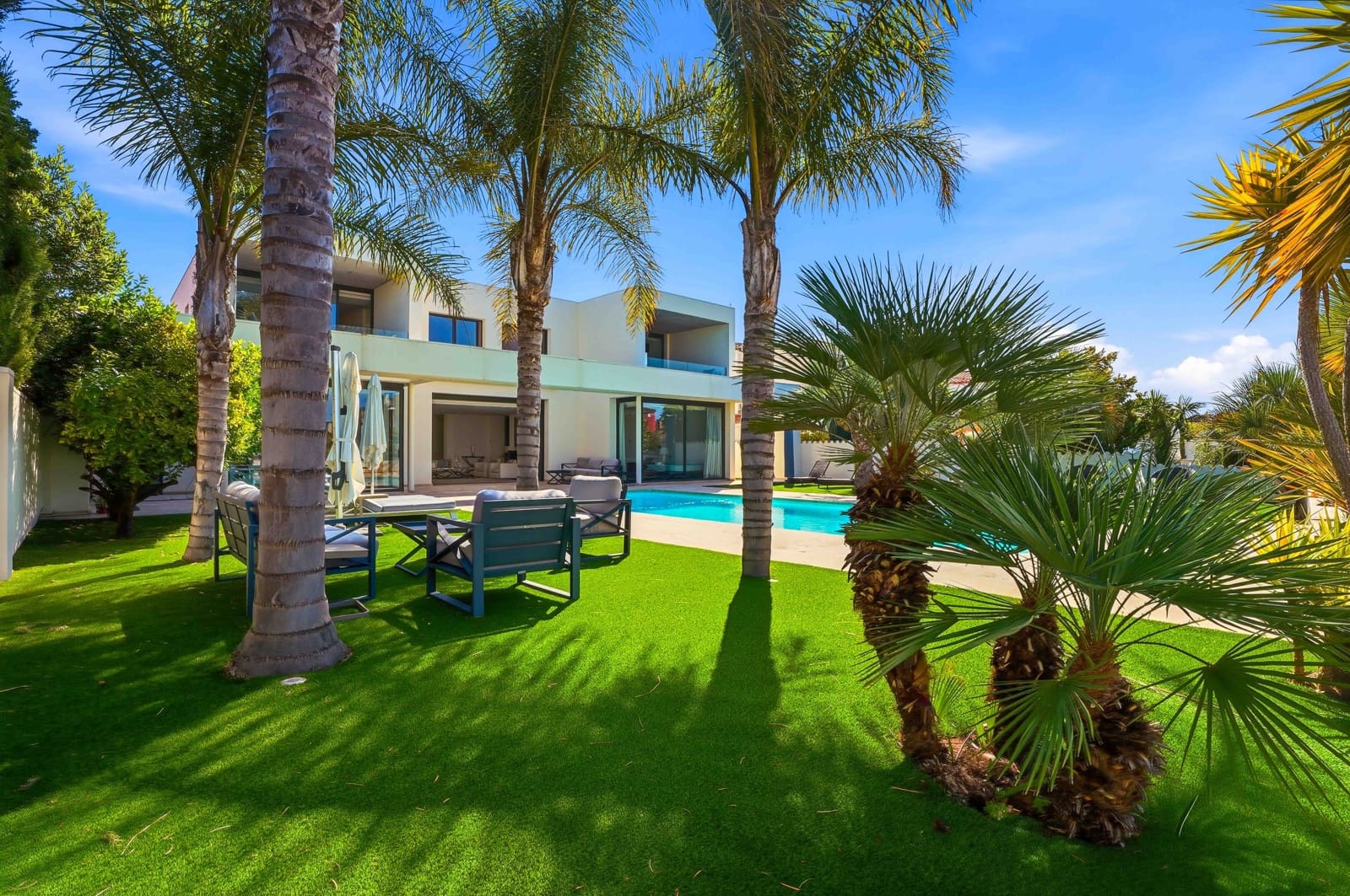 4 bedroom Villa for sale in Empuriabrava with pool - € 2,995,000 (Ref: 9944858)