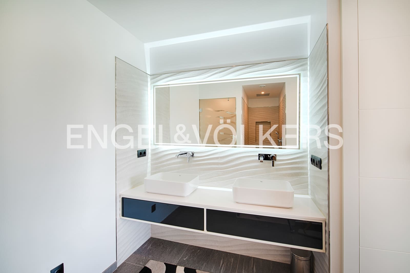 4 soveværelse Villa til salg i Llanca med swimmingpool garage - € 1.995.000 (Ref: 9946626)