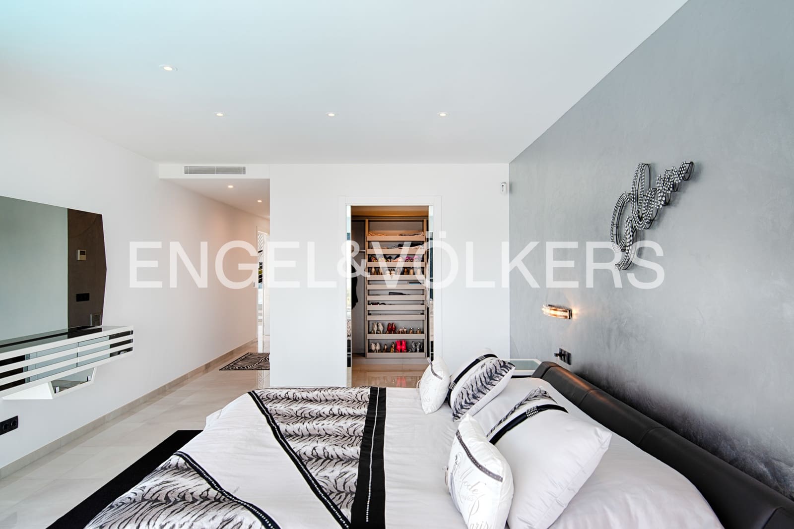 4 soveværelse Villa til salg i Llanca med swimmingpool garage - € 1.995.000 (Ref: 9946626)