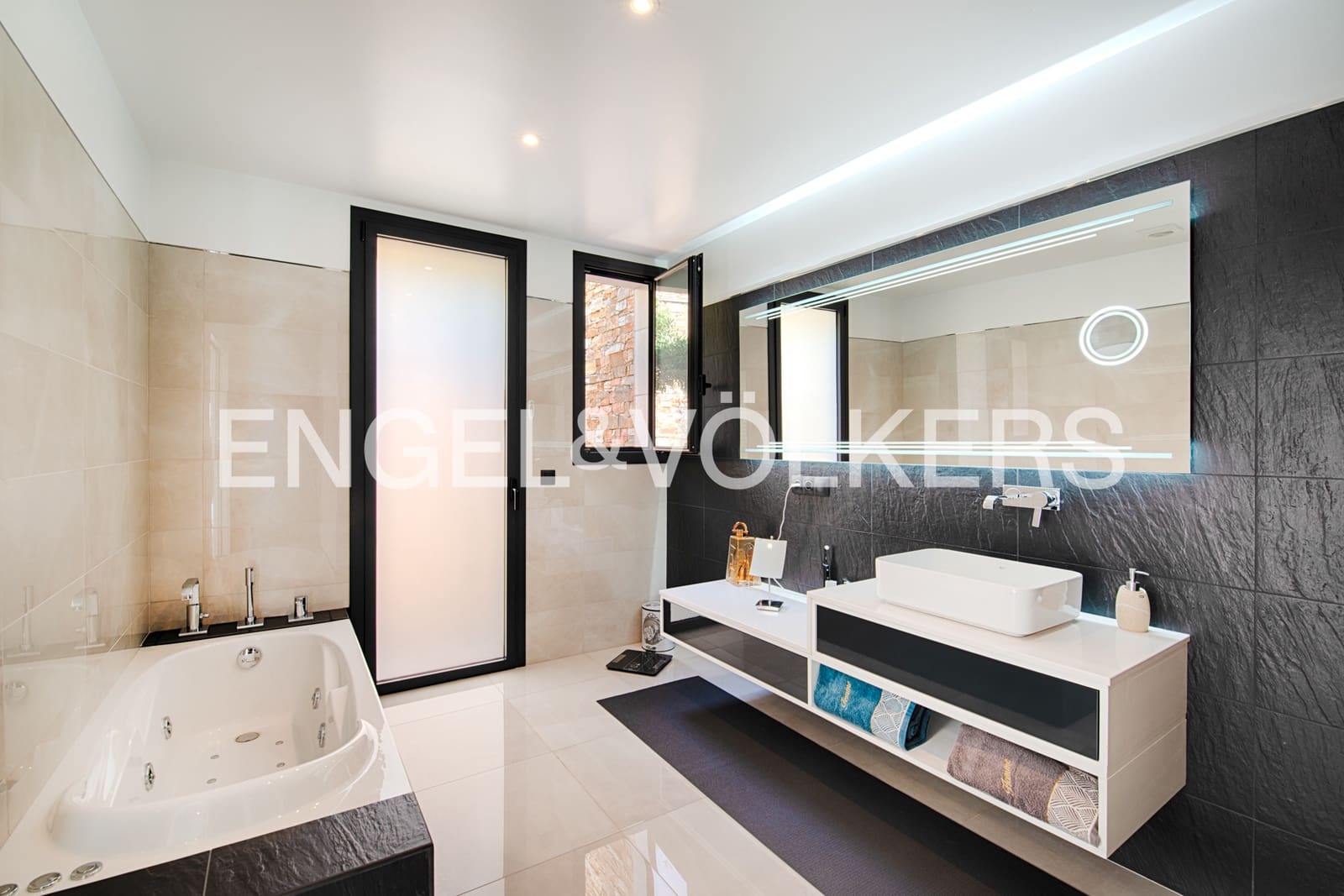 4 soveværelse Villa til salg i Llanca med swimmingpool garage - € 1.995.000 (Ref: 9946626)