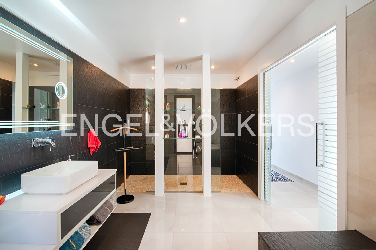 4 soveværelse Villa til salg i Llanca med swimmingpool garage - € 1.995.000 (Ref: 9946626)